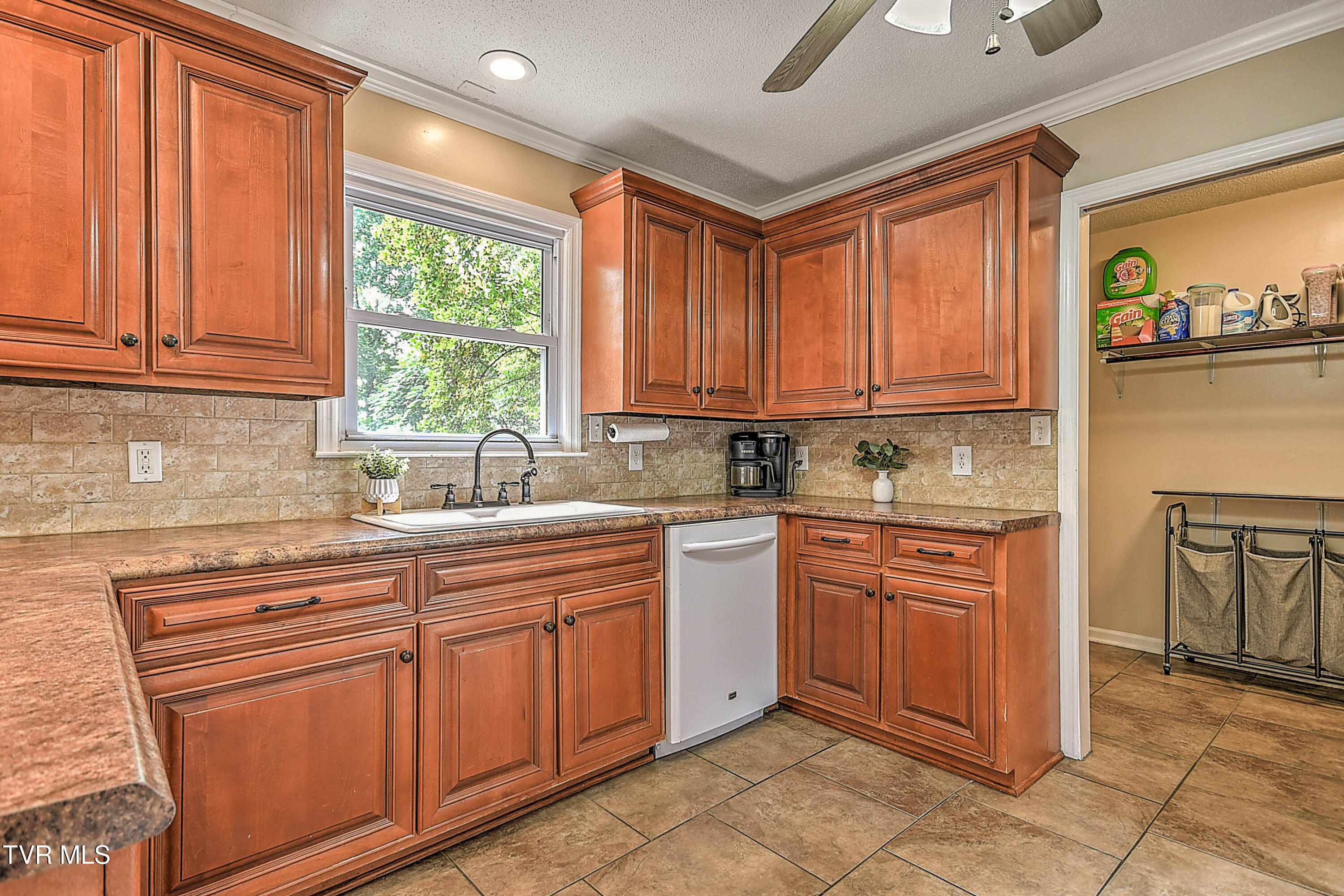 377 Carlton Road Bristol, TN 37620 - Photo 15 of 58 377 Carlton KB-23