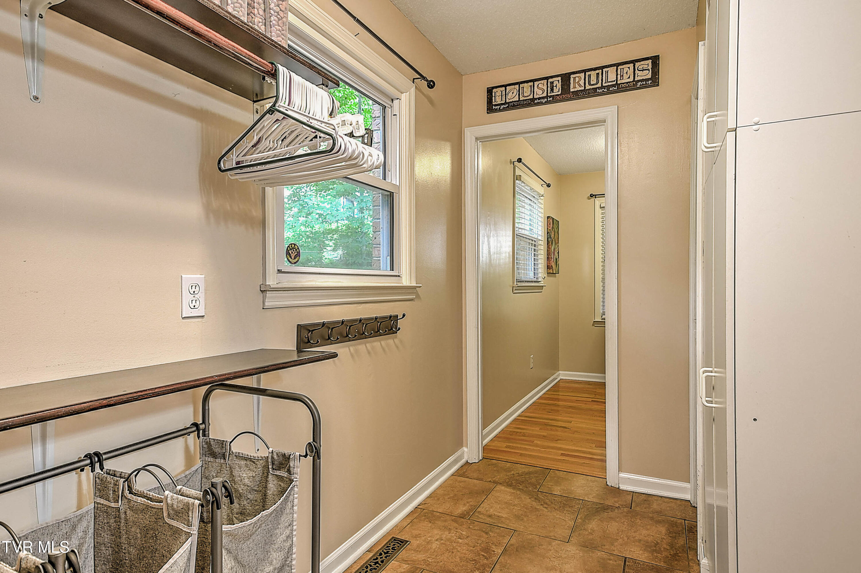 377 Carlton Road Bristol, TN 37620 - Photo 21 of 58 377 Carlton KB-29