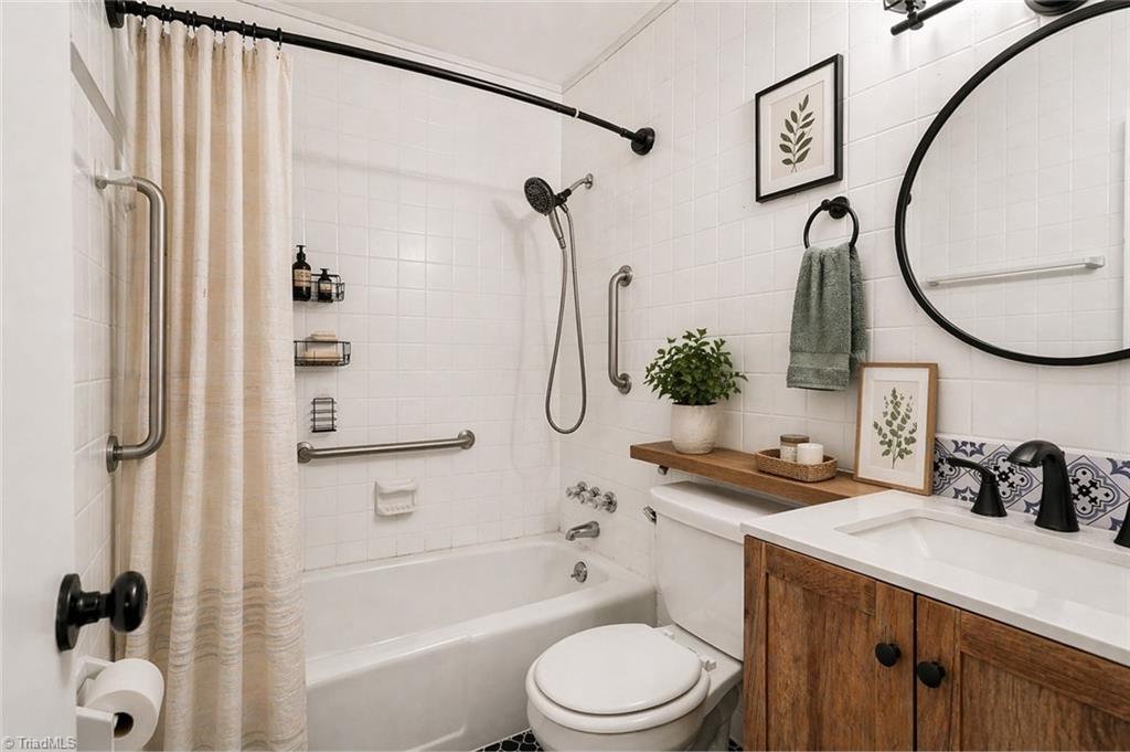 200 Redwood Bend King, NC 27021 - Photo 8 of 18 Virtually Staged Primary Bathroom