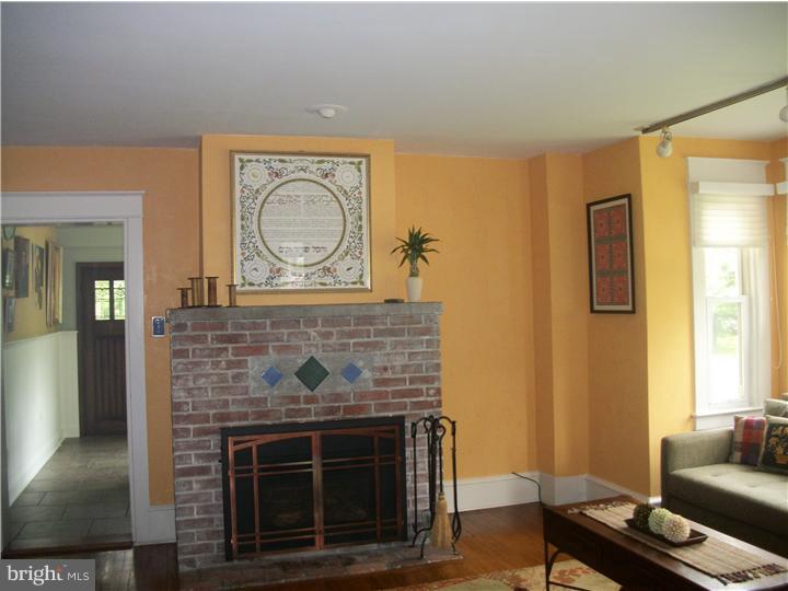 40 West Mill Road Flourtown, PA 19031 - Photo 4 of 25 Living Room