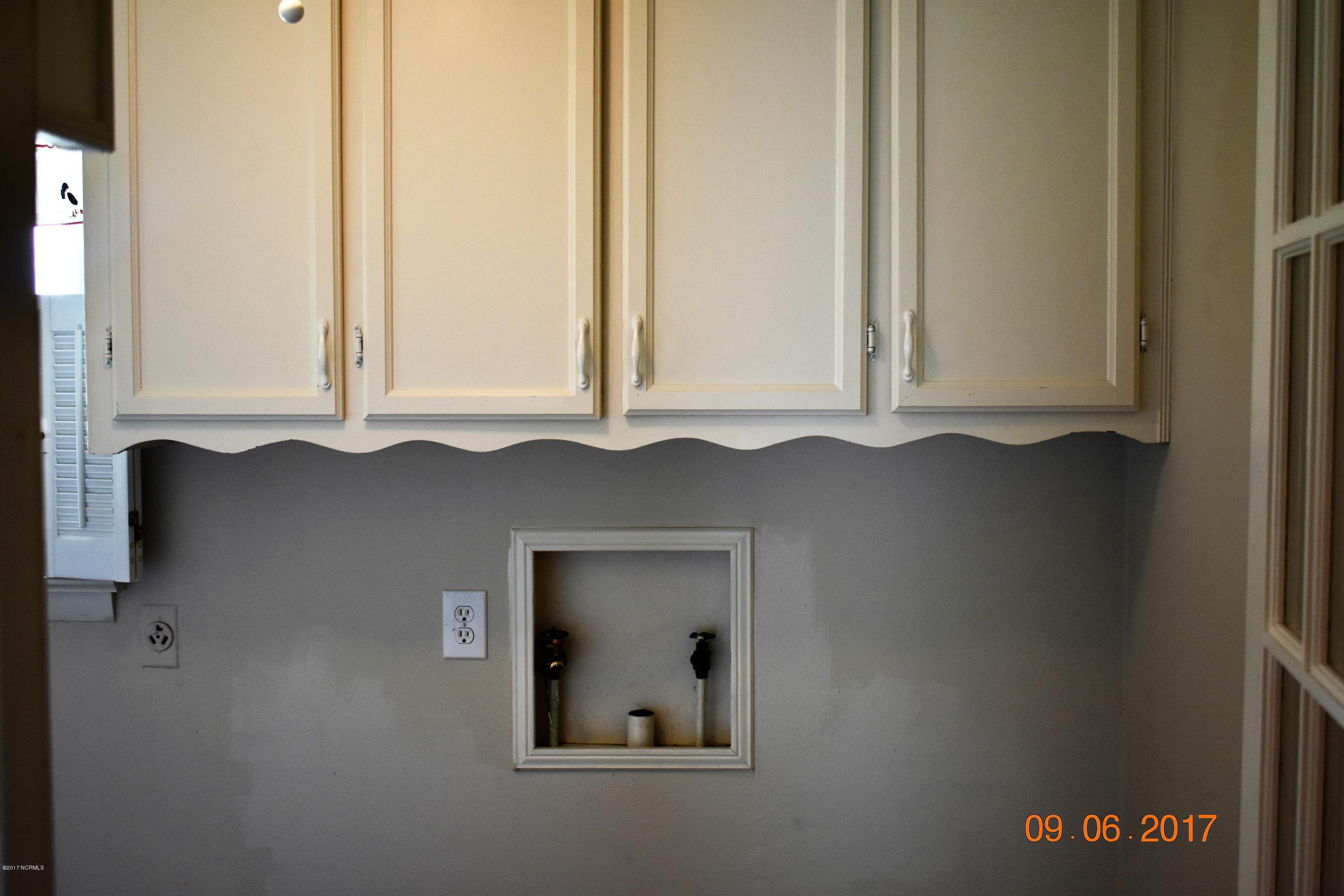 2063 Davis Mill Road Fremont, NC 27830 - Photo 18 of 32 Laundry room
