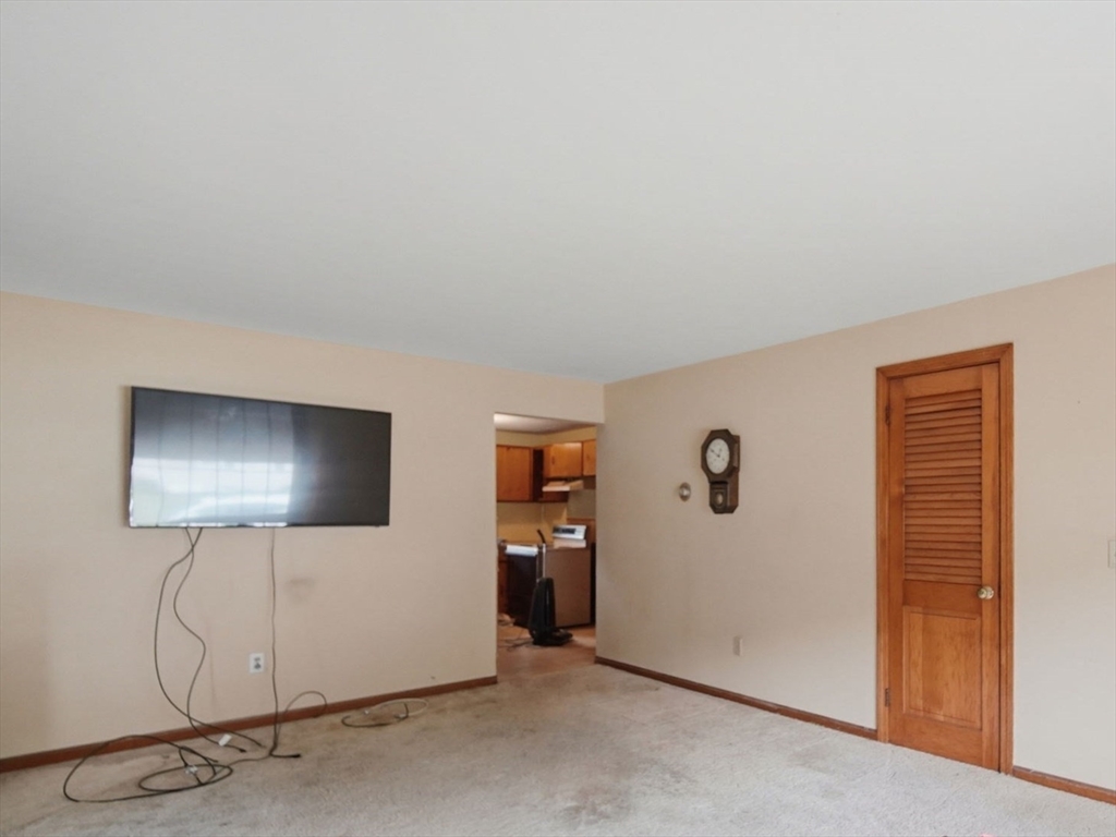 40 West Canton Circle Springfield, MA 01104 - Photo 4 of 25