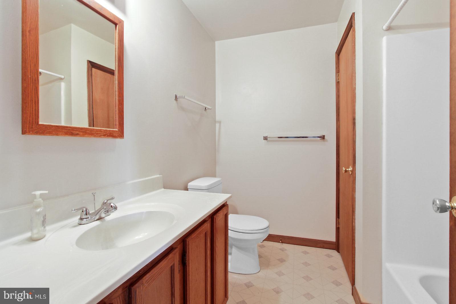 6061 Anderson Road Stewartstown, PA 17363 - Photo 17 of 27 Full bathroom