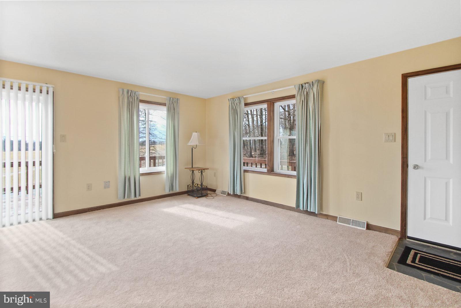 6061 Anderson Road Stewartstown, PA 17363 - Photo 8 of 27 Living room