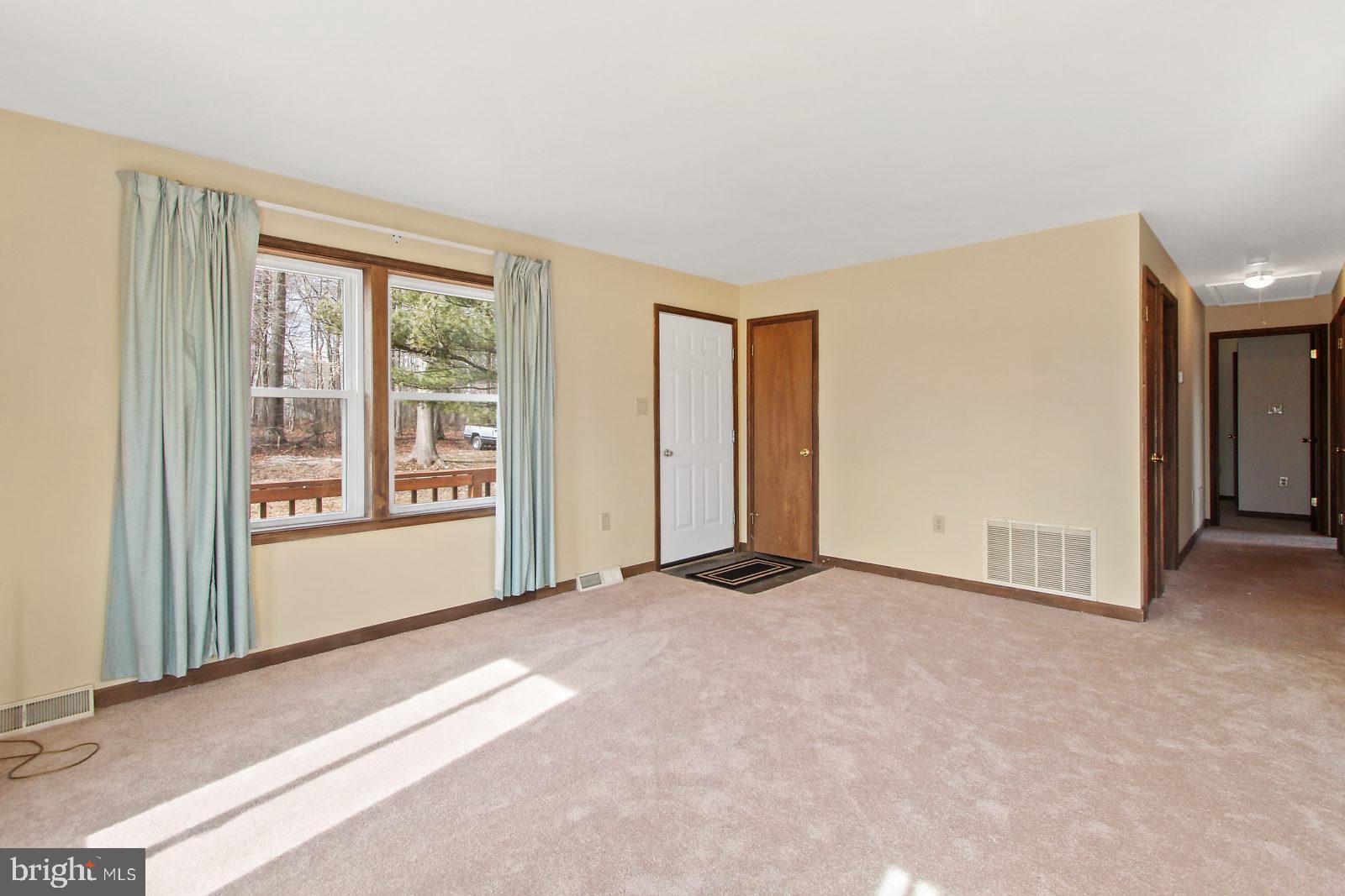 6061 Anderson Road Stewartstown, PA 17363 - Photo 9 of 27 Living room