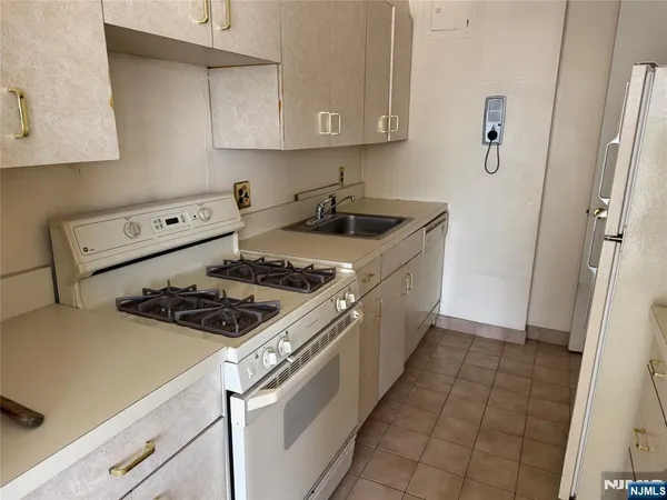 $142,500 | 2 Horizon Road, Unit G2, Fort Lee, NJ 07024