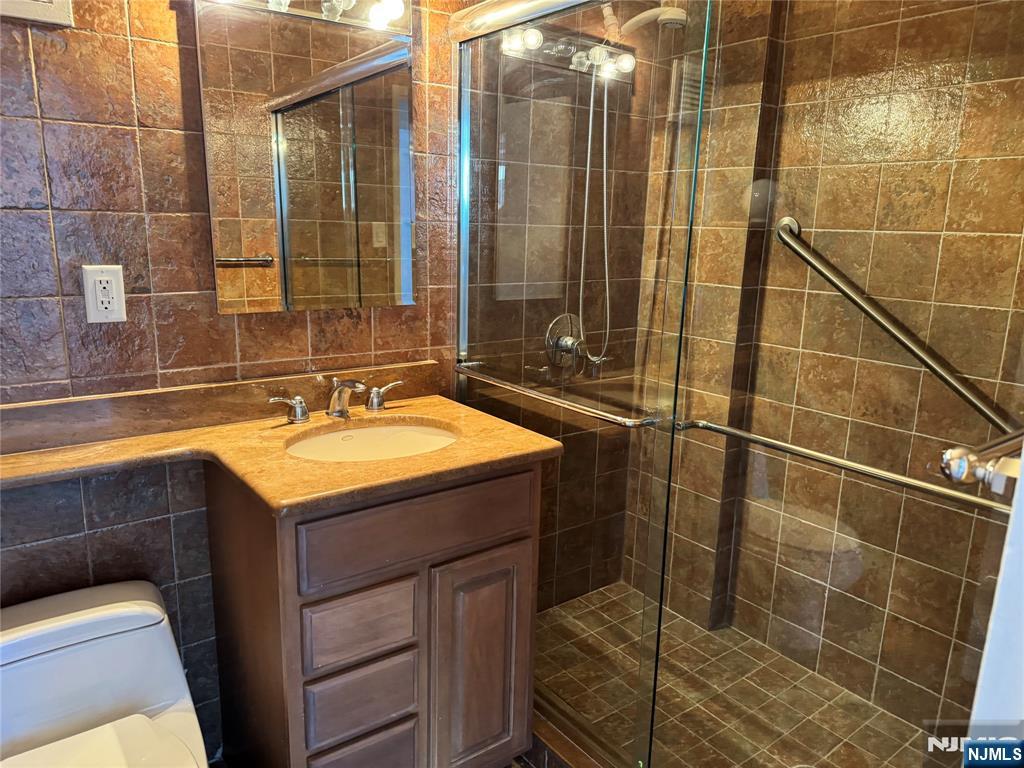 2 Horizon Road, Unit G2 Fort Lee, NJ 07024 - Photo 7 of 18 a bathroom with a sink and mirror