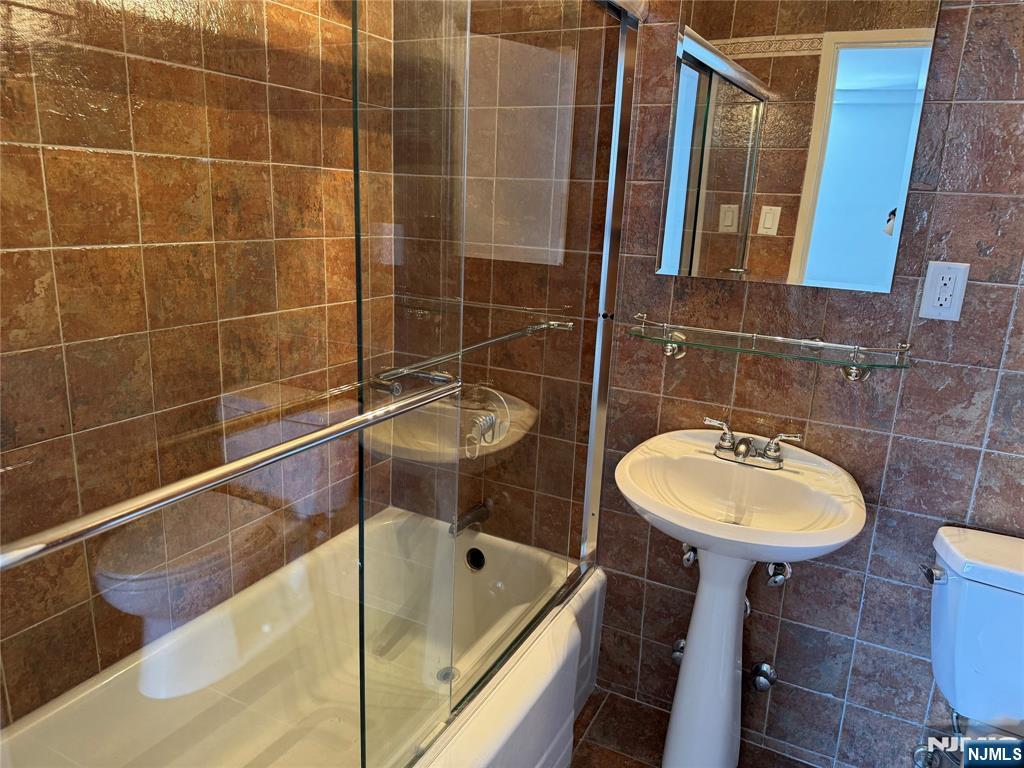 2 Horizon Road, Unit G2 Fort Lee, NJ 07024 - Photo 8 of 18 a bathroom with a sink a toilet a mirror and bathtub