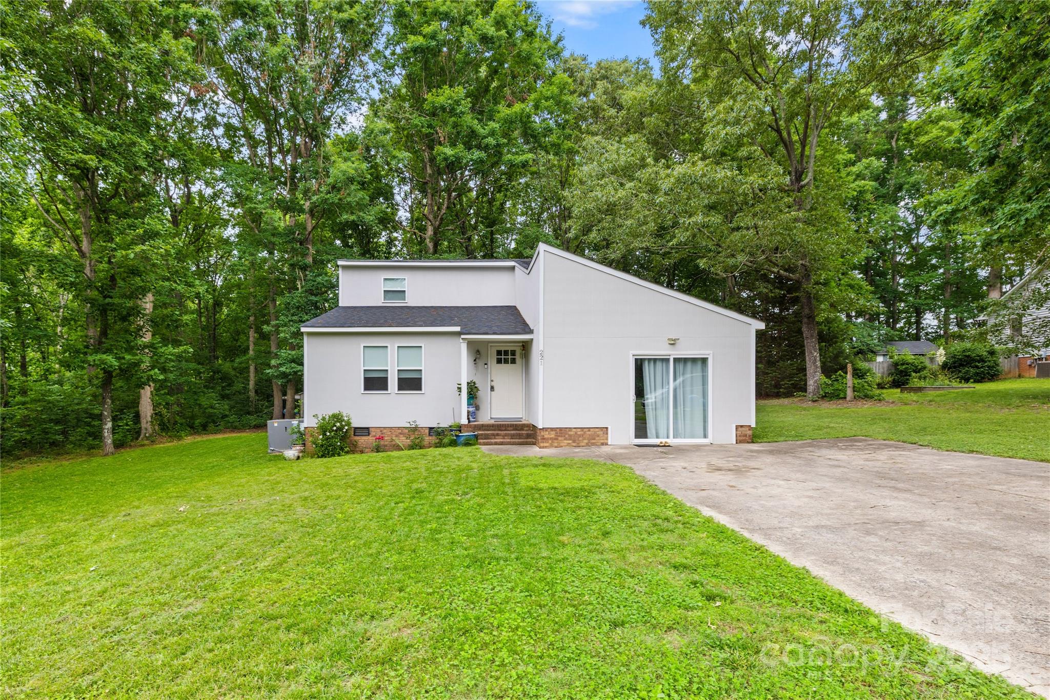 a view of a house with a yard