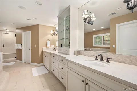 a en suite spacious bathroom with a double vanity sink and a mirror