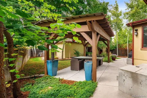 a view of an entrance of the house