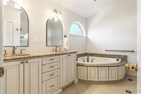 $599,900 | 1056 Dougherty Lake Estates Drive, St. Louis, MO 63122