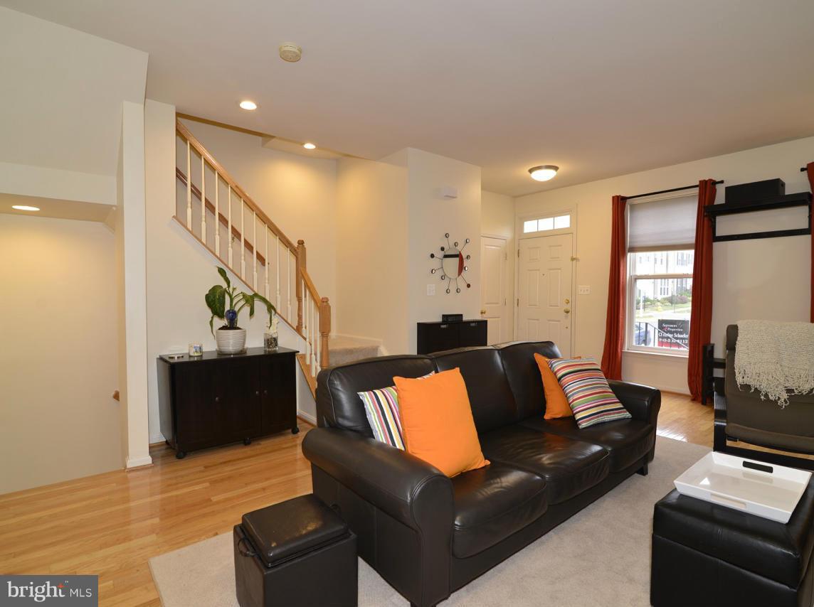 9051 Ribbon Falls Loop Bristow, VA 20136 - Photo 2 of 30 Living Room