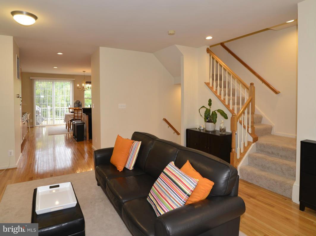 9051 Ribbon Falls Loop Bristow, VA 20136 - Photo 3 of 30 Living Room