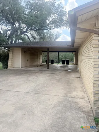 a view of a house with backyard