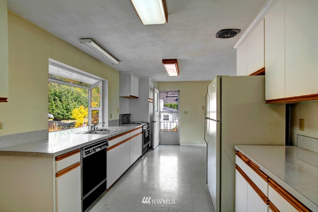 8446 Thompson Beach Road Anacortes, WA 98221 - Photo 4 of 20 Gallery Image 4