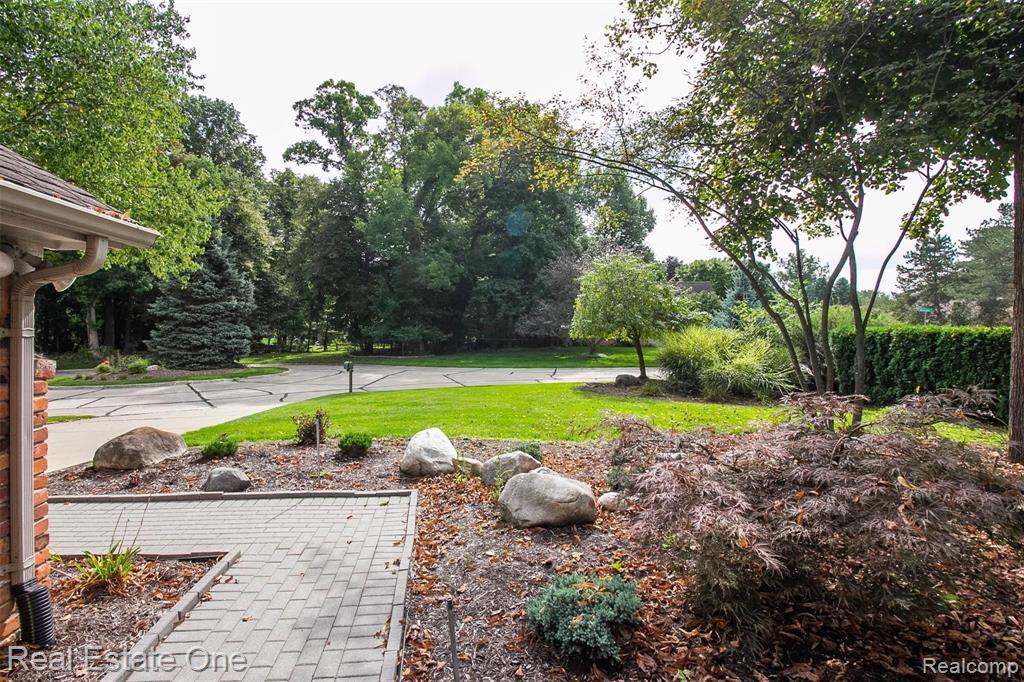 887 Woodridge Court Rochester, MI 48307 - Photo 10 of 39