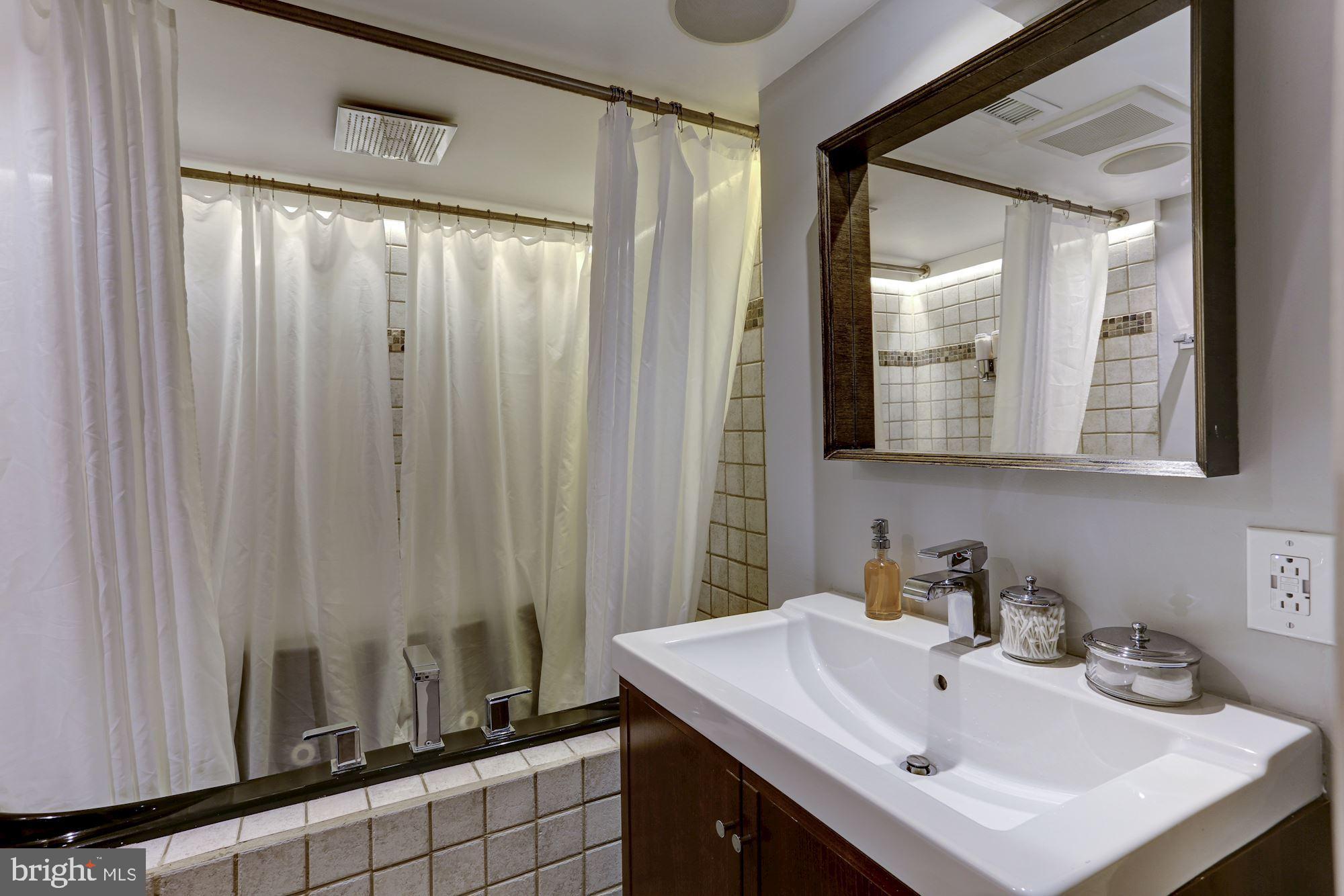 1332 Riggs Street Northwest Washington, DC 20009 - Photo 31 of 36 Bath with tub
