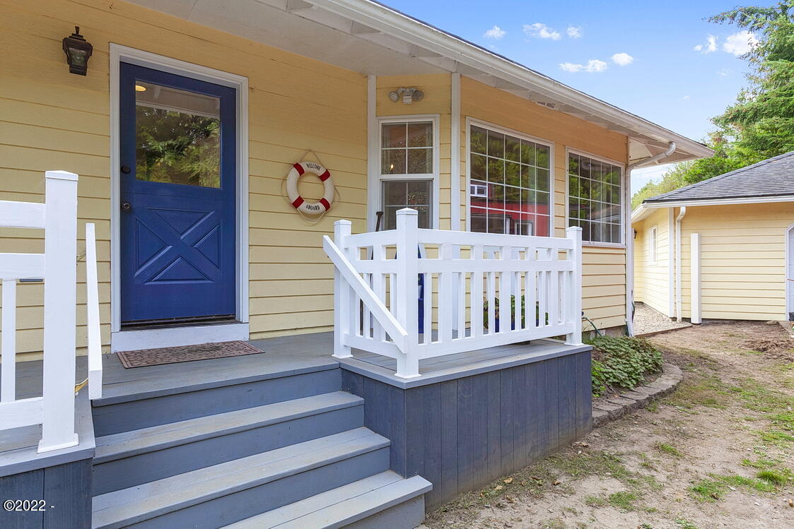 2450 Southwest Fairway Circle Waldport, OR 97394 - Photo 5 of 30 Side Entry