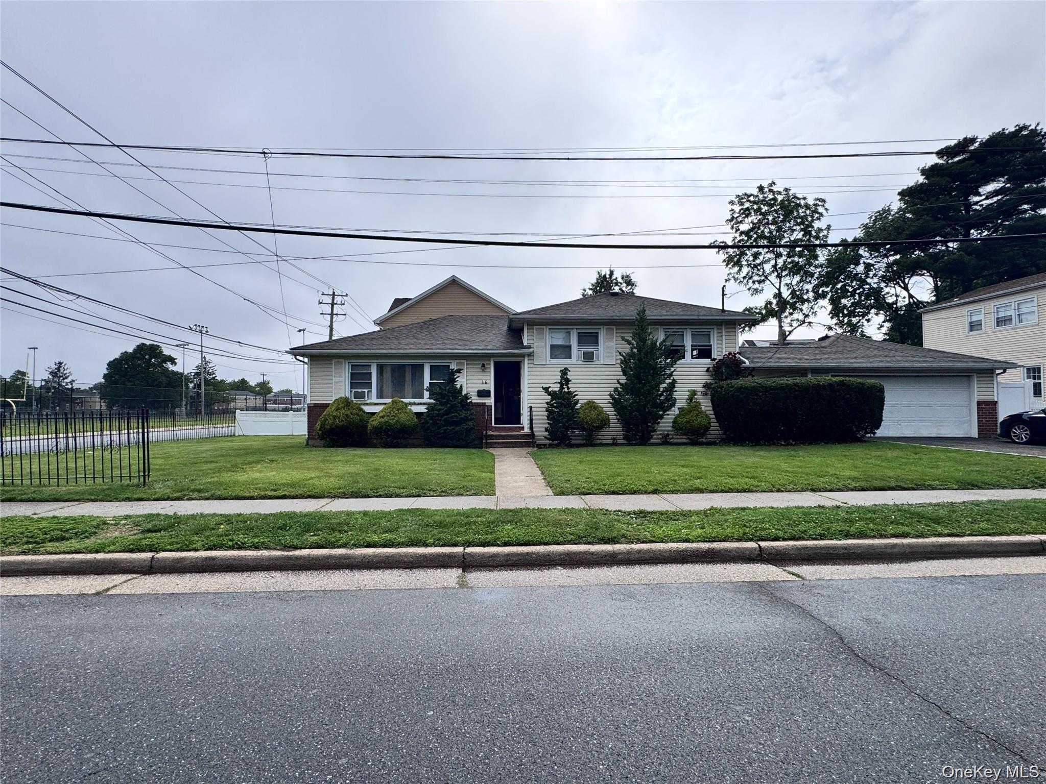 36 Monroe Place Hempstead, NY 11550 - Photo 2 of 5