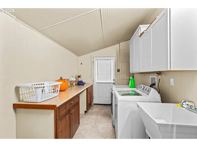 $345,000 | 1010 Northeast Malheur Avenue, Roseburg, OR 97470