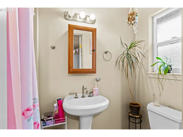 $345,000 | 1010 Northeast Malheur Avenue, Roseburg, OR 97470