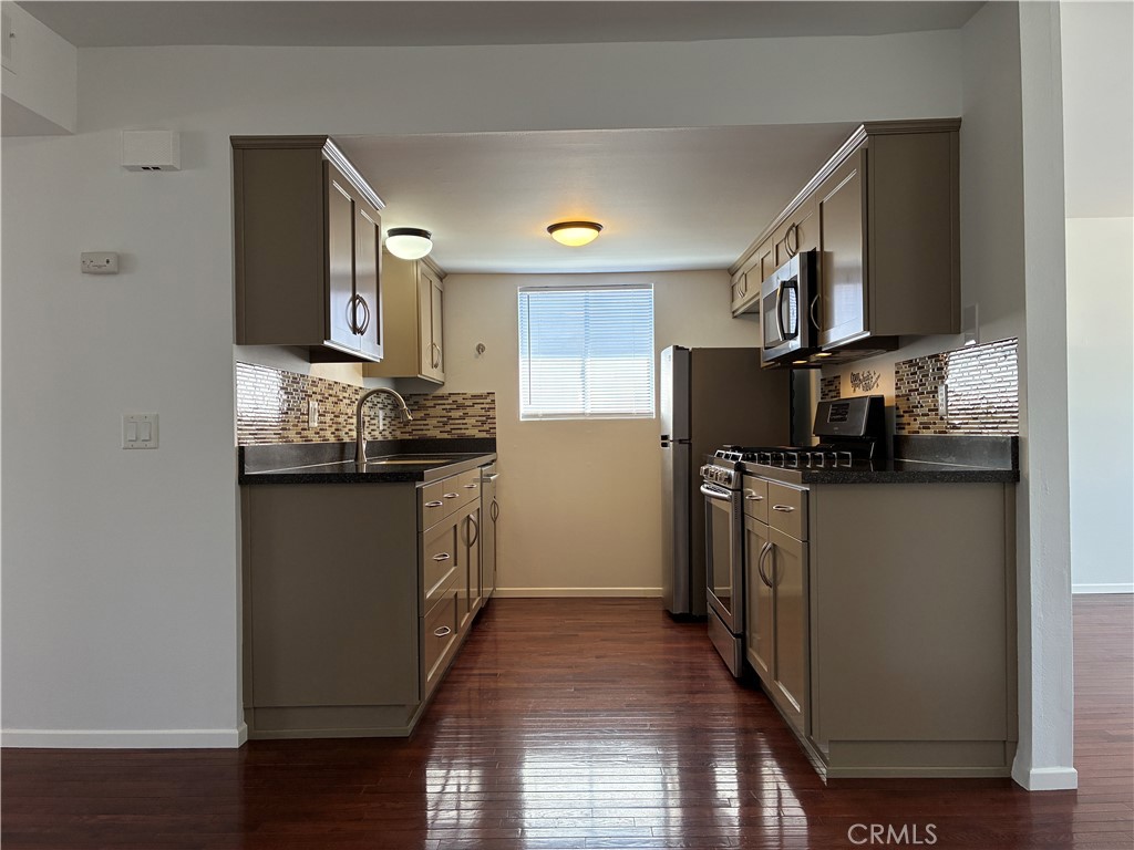 517 Queenanne Road Paso Robles, CA 93446 - Photo 3 of 18 Here is a kitchen you will be proud of and enjoy cooking in on the all stainless appliances that are like new!! Oven has never been used! Dishwasher has only been used a few times. Refrigerator is negotiable.