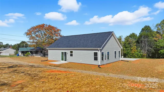 a view of a house with a yard
