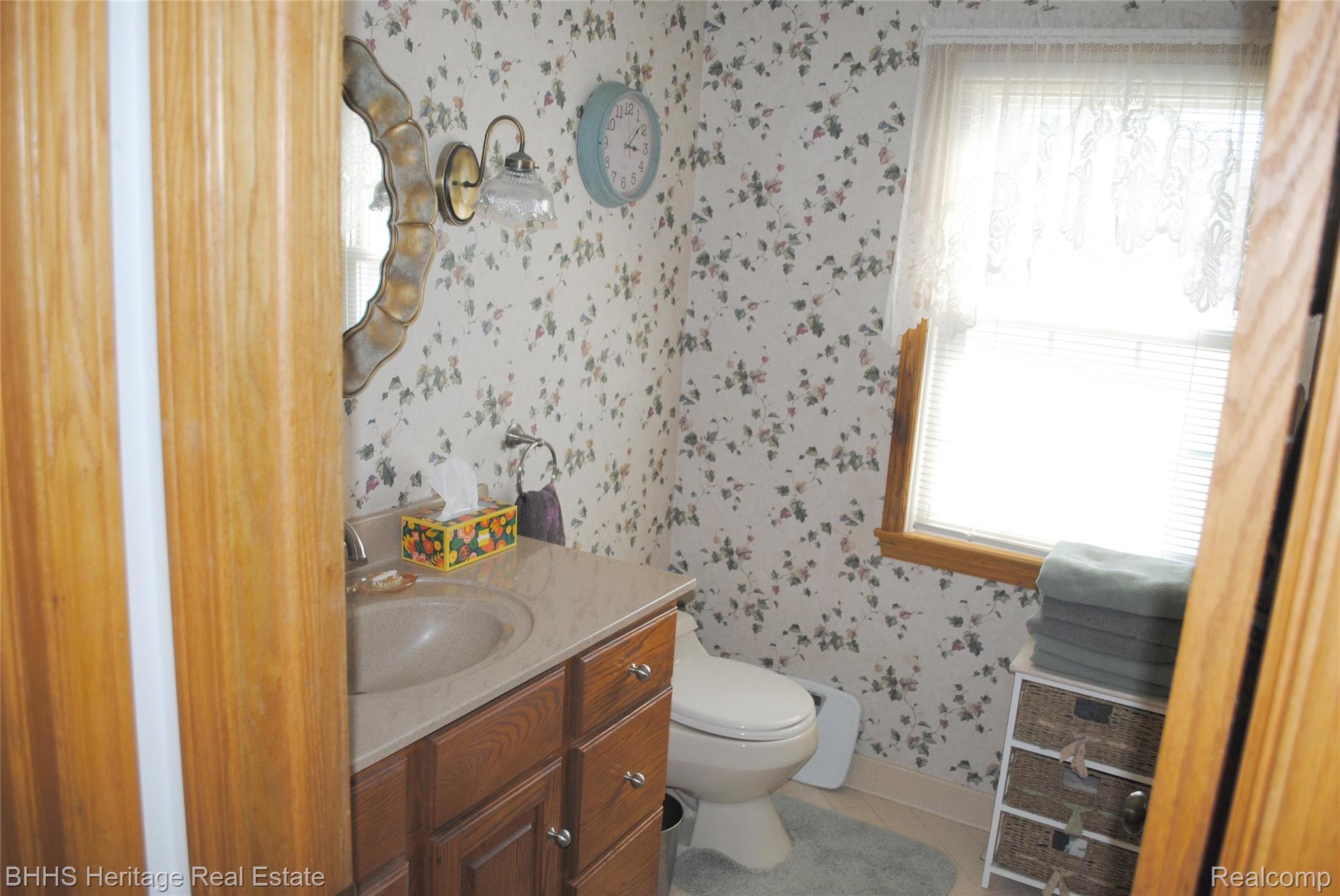 4450 Golf Club Road Howell, MI 48843 - Photo 25 of 59 Main bathroom in the upper level
