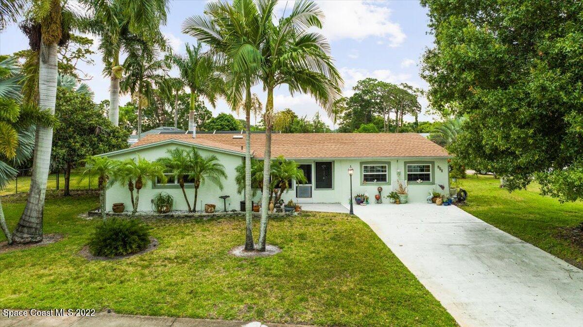 960 Kings Post Road Rockledge, FL 32955 - Photo 2 of 39 a front view of a house with garden