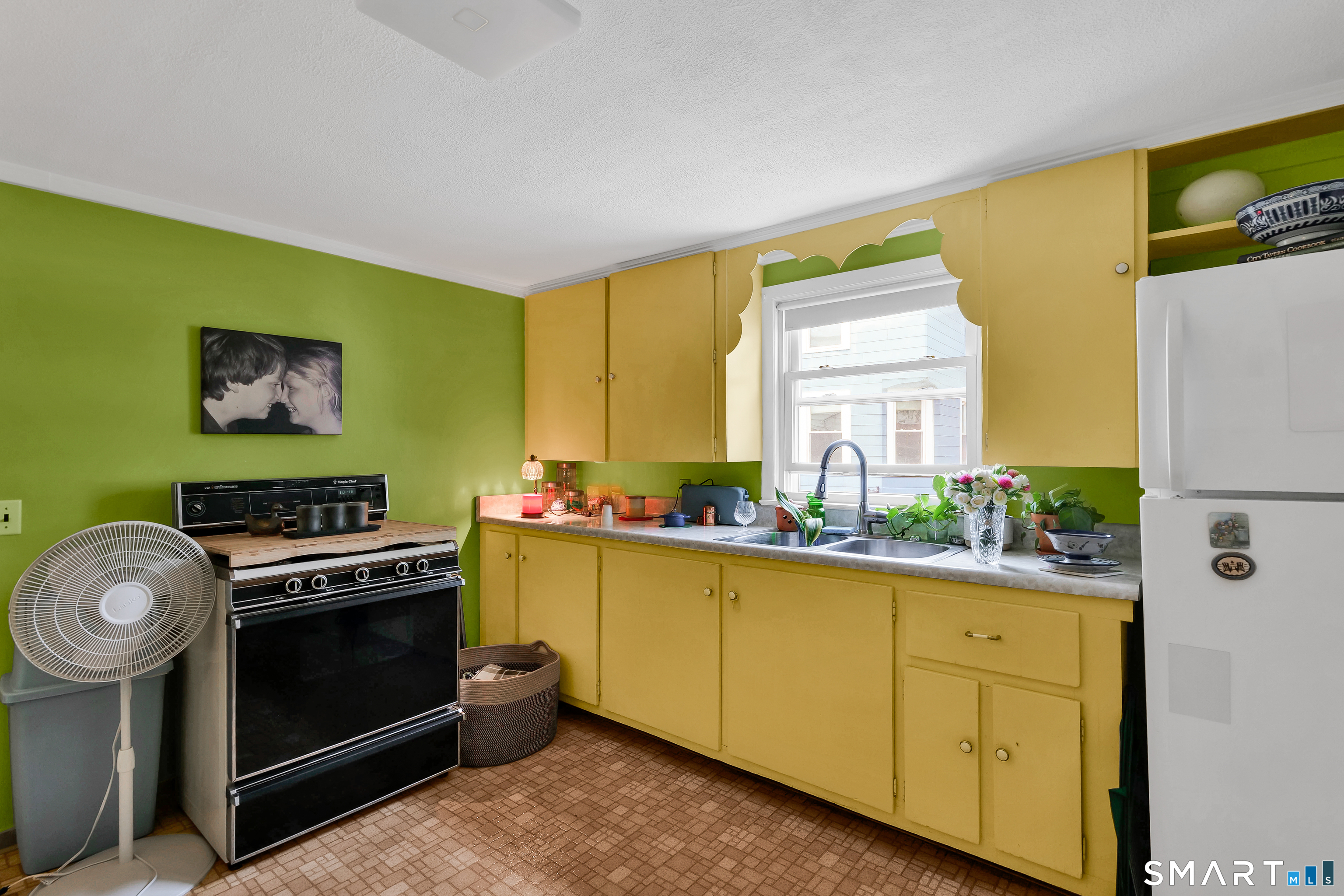 172 Nott Street Wethersfield, CT 06109 - Photo 9 of 35 1st fr kitchen