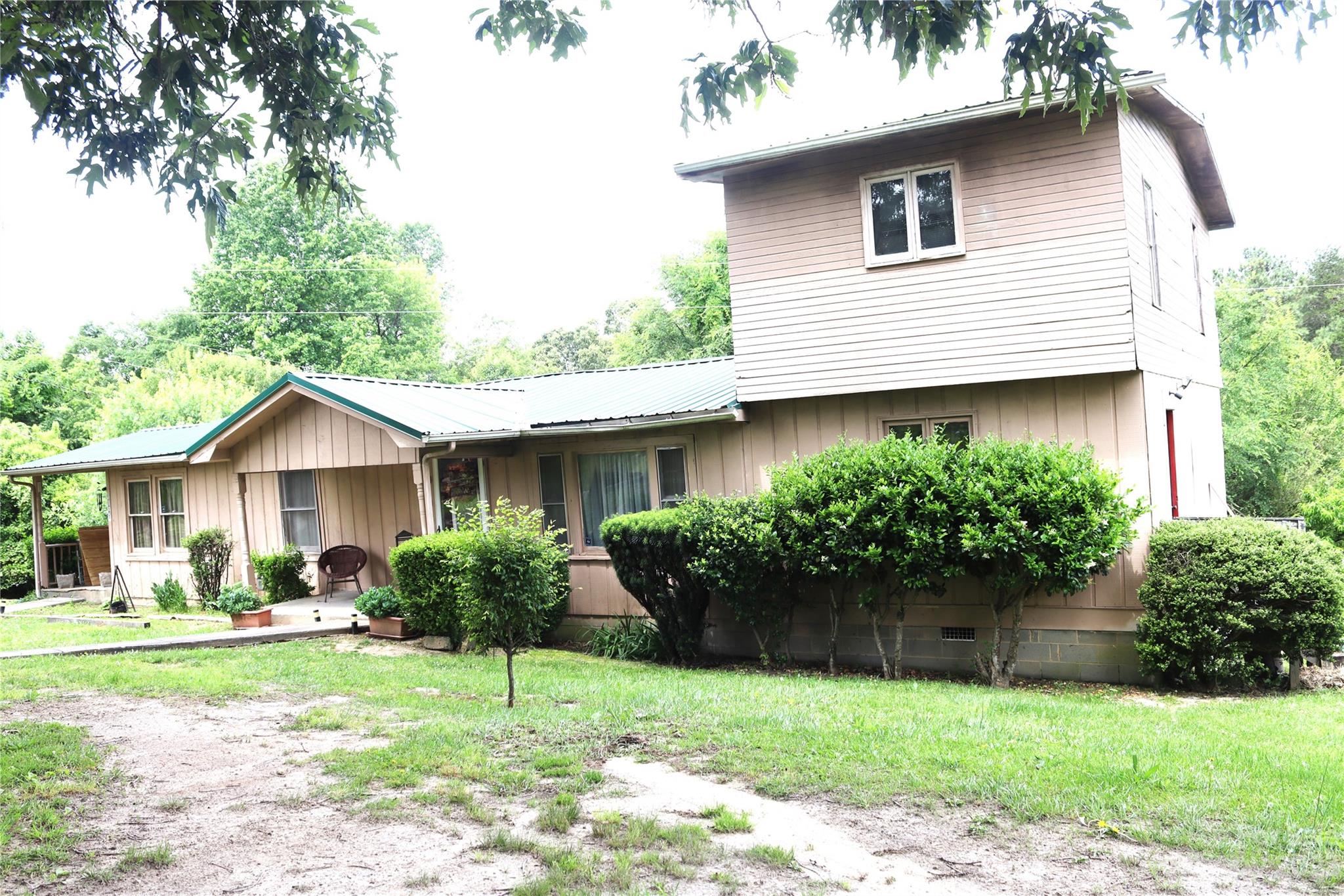 a view of a house with a yard and plants