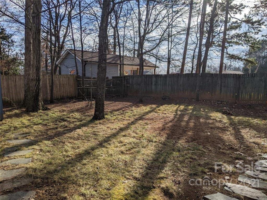 5030 Gibbons Link Road Charlotte, NC 28269 - Photo 26 of 28 a view of a backyard of the house