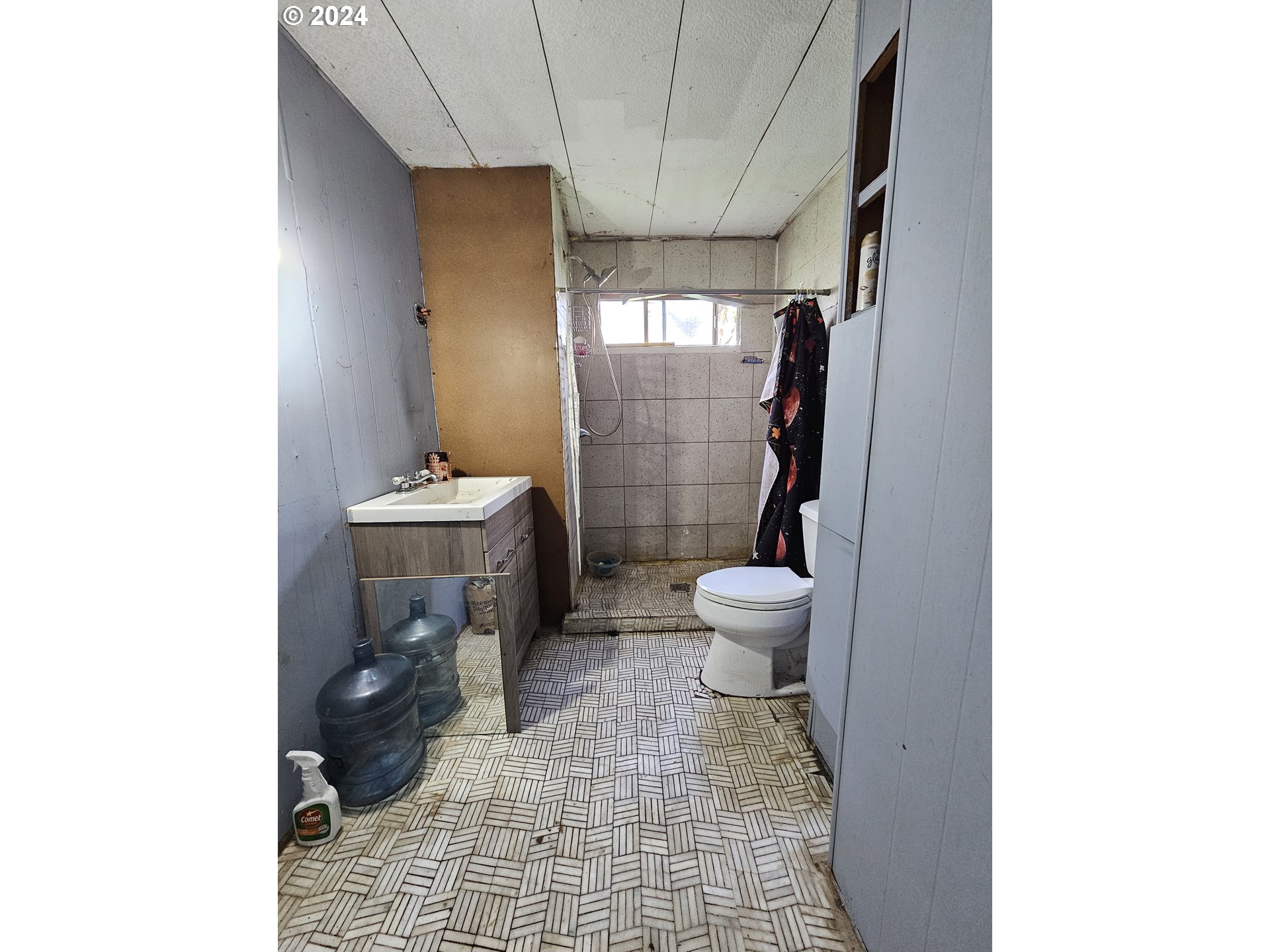 326 Rice Creek Road Winston, OR 97496 - Photo 14 of 22 a bathroom with a toilet a sink and shower