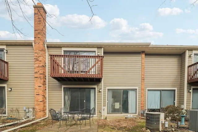 $405,000 | 105 West Dover Drive, Mount Prospect, IL 60056