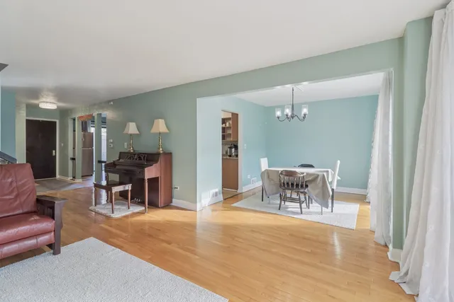 $405,000 | 105 West Dover Drive, Mount Prospect, IL 60056