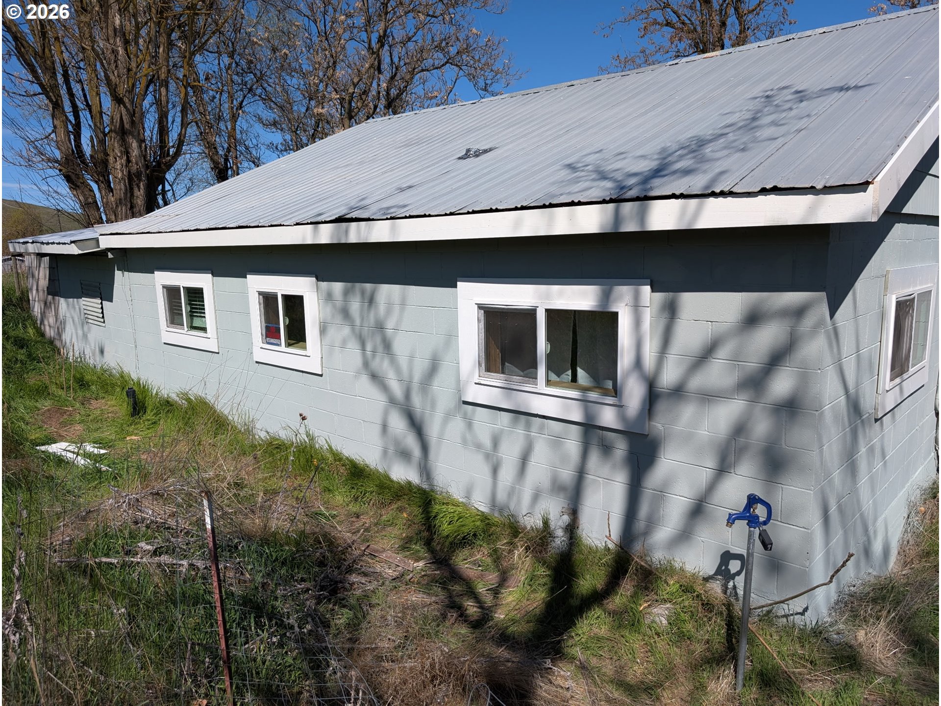 44786 Mission Road Pendleton, OR 97801 - Photo 5 of 19 a backyard of a house with lots of green space