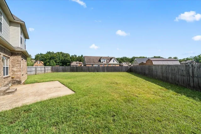 a view of a backyard