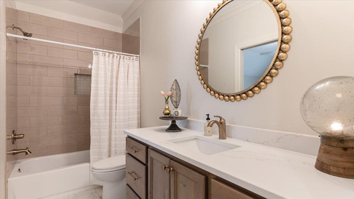 25 Jay Cove Piperton, TN 38017 - Photo 27 of 39 a bathroom with a sink and a mirror