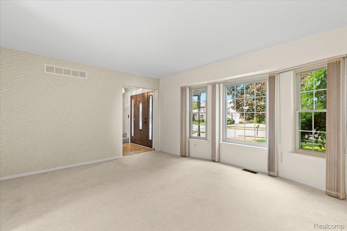 15212 Riverside Drive Livonia, MI 48154 - Photo 8 of 38 08-15212 Riverside Dr.jpg