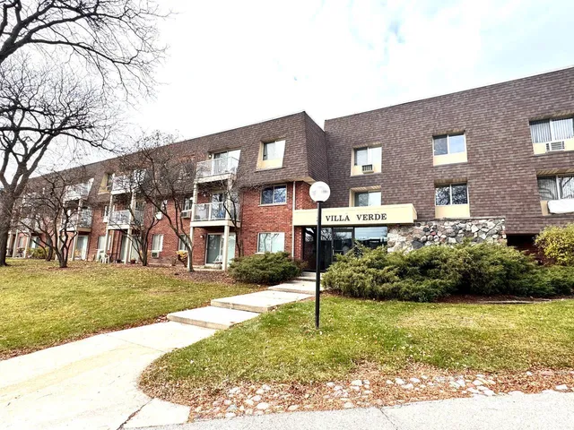 $2,000 | 2 Villa Verde Drive, Unit 120, Buffalo Grove, IL 60089