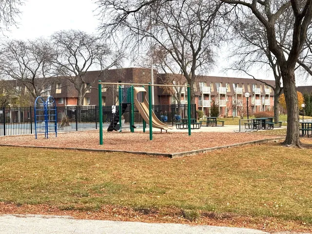 $2,000 | 2 Villa Verde Drive, Unit 120, Buffalo Grove, IL 60089