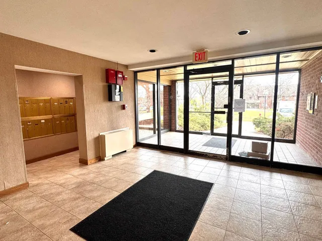 $2,000 | 2 Villa Verde Drive, Unit 120, Buffalo Grove, IL 60089