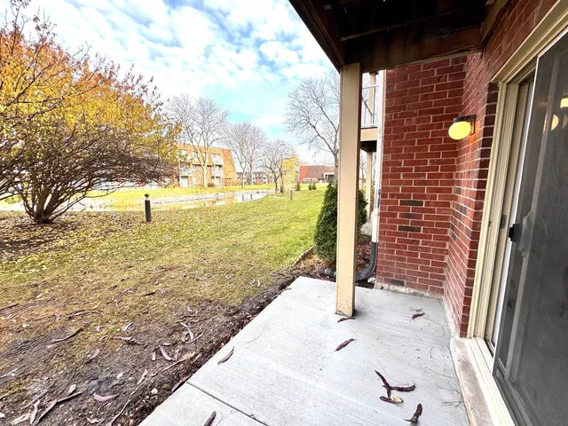 $2,000 | 2 Villa Verde Drive, Unit 120, Buffalo Grove, IL 60089