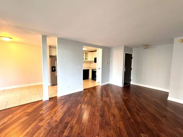 $2,000 | 2 Villa Verde Drive, Unit 120, Buffalo Grove, IL 60089