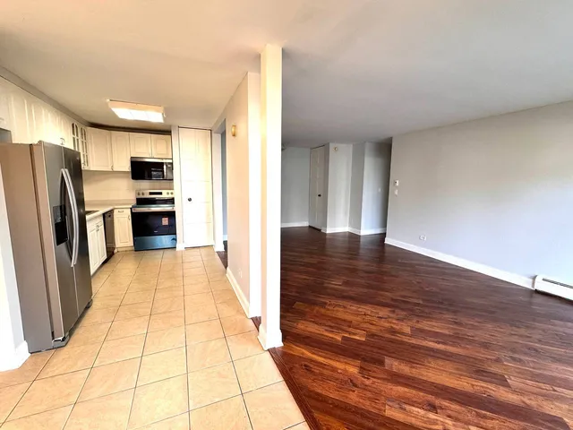 $2,000 | 2 Villa Verde Drive, Unit 120, Buffalo Grove, IL 60089