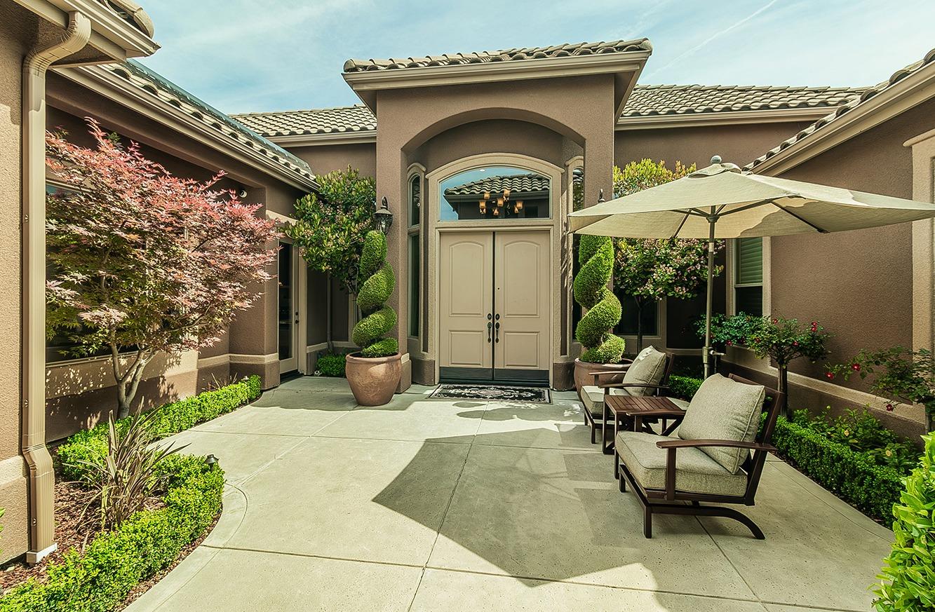 1807 North Rector Avenue Clovis, CA 93619 - Photo 3 of 55 a view of a chairs and table in the patio