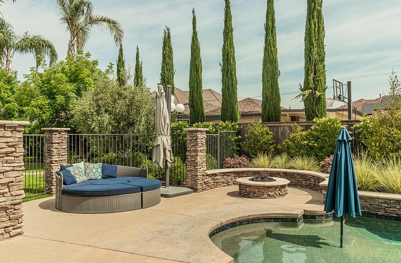 1807 North Rector Avenue Clovis, CA 93619 - Photo 37 of 55 a view of a swimming pool with a lounge chairs