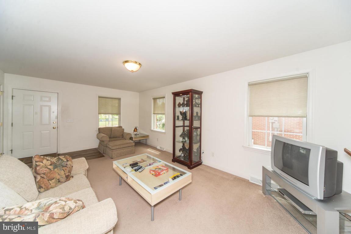 1229 Grofftown Road Lancaster, PA 17602 - Photo 2 of 25 Gallery Image 2