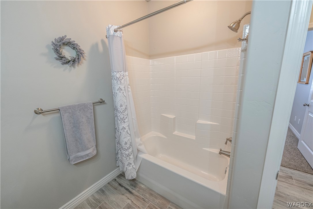 3550 North Kenneth Road Kingman, AZ 86409 - Photo 24 of 41 a bathroom with a bathtub